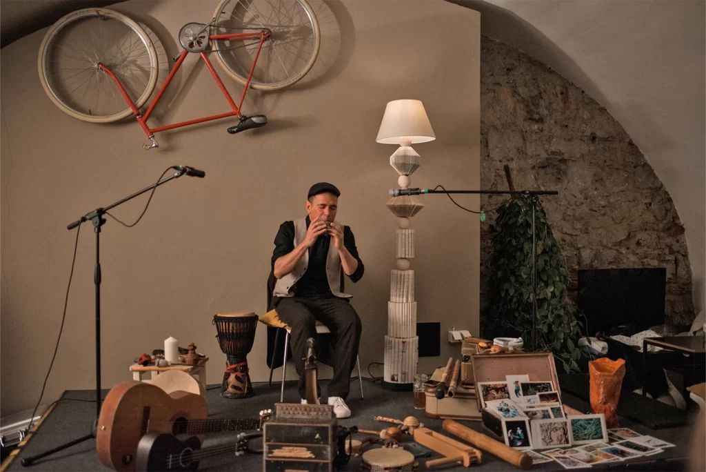 Glasbeni performans Guillermo Escalante